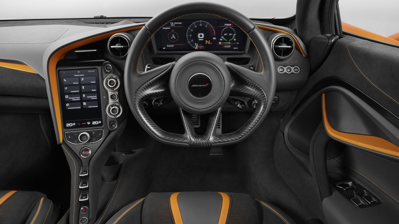 Στο πολυτελές, χειροποίητο, εσωτερικό το παρόν δίνουν οι δερμάτινες επενδύσεις και οι λεπτομέρειες από αλουμίνιο. Προεξάρχον χαρακτηριστικό αποτελεί τ